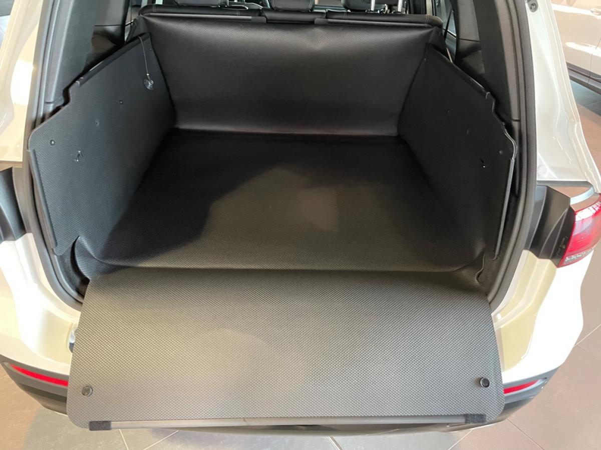 Seitenwände hochstellen und es entsteht eine solide Kofferraumverkleidung für den EB